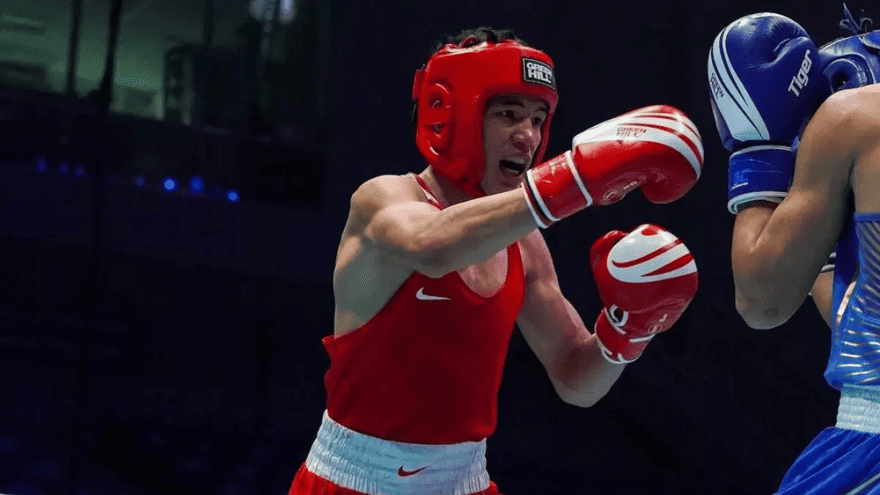 Разгромная победа казахстанского боксера на молодежном чемпионате мира