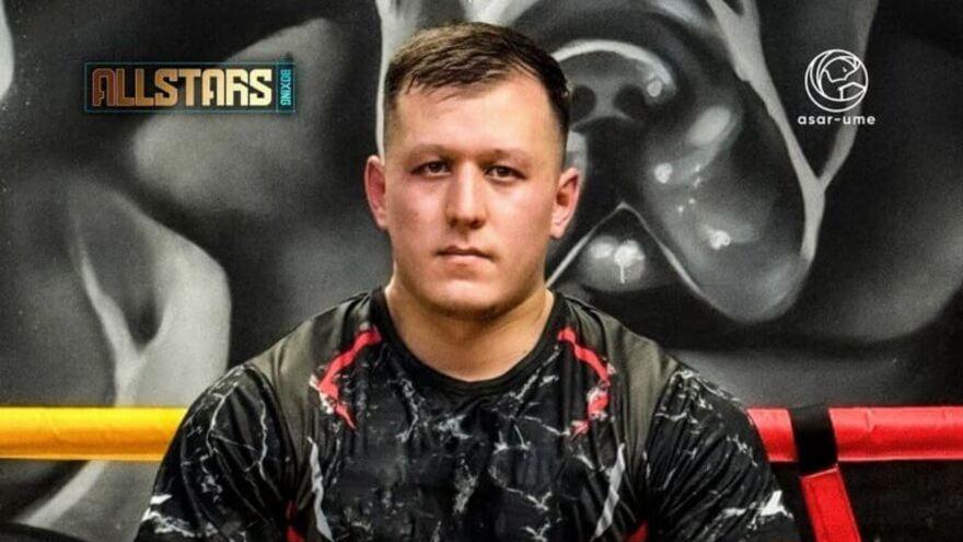 Дамир Аманжолов сделал неожиданный подарок сопернику перед боксерским поединком