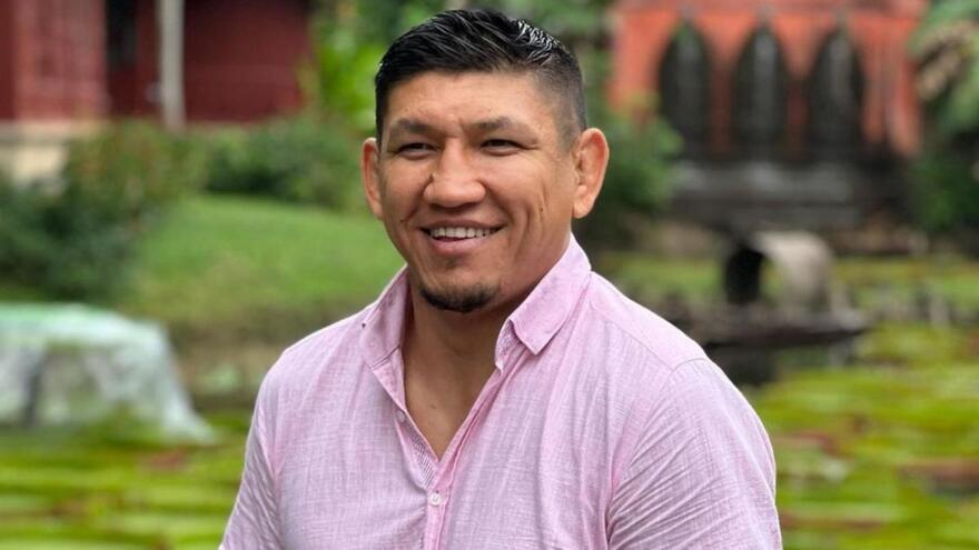 Екі жігіт өлген мас қызды сиқытады Қарап тұрған адам жұлқынып кетеді