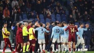 ФОТО. В матче Рома - Лацио произошла потасовка с красной карточкой