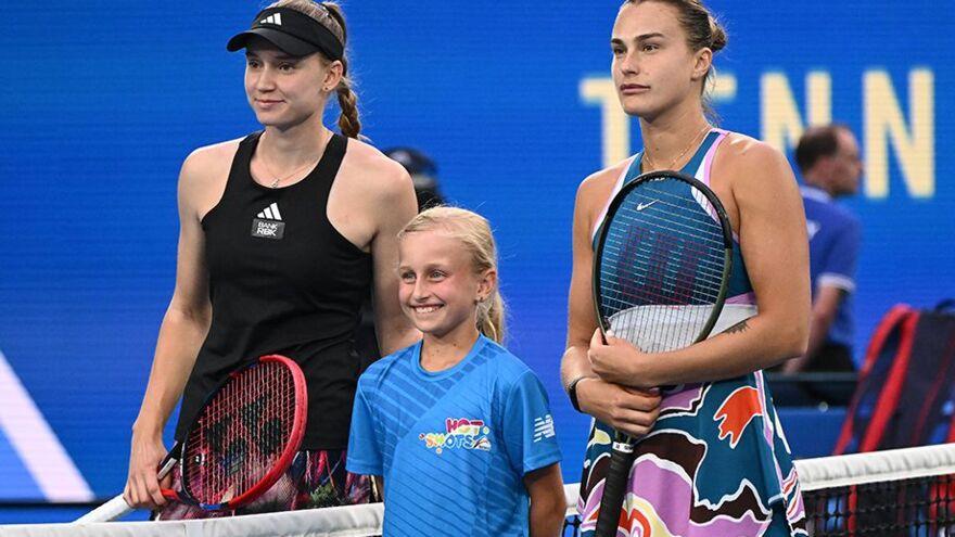 ВИДЕО. Елена Рыбакина провела тренировку с первой ракеткой мира на Australian Open