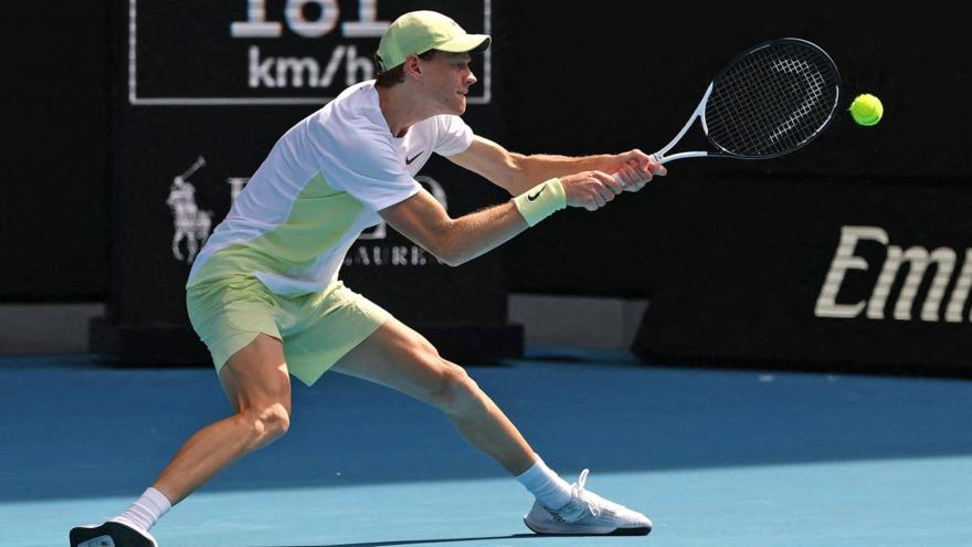Синнер проиграл первый сет Скулкейту, но победил в матче на Australian Open