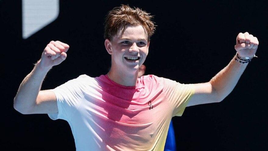 Генри Бернет Australian Open жасөспірімдер турнирінің жеңімпазы атанды