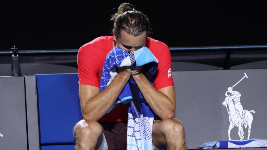 ФОТО. Когда нервы не в порядке. Зверев в финале Aus Open разбил ракетку