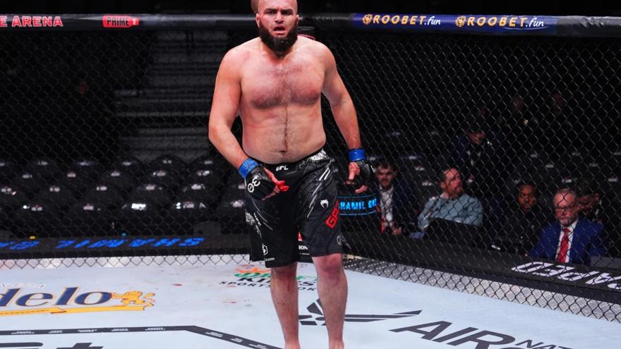 Ударом справа отправил в нокаут своего соперника Шамиль Газиев на турнире UFC Fight Night