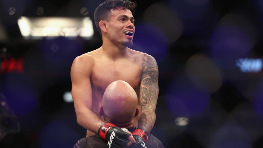 Отменен главный бой турнира UFC Fight Night 253, где должен выступить казахстанец Алмабаев
