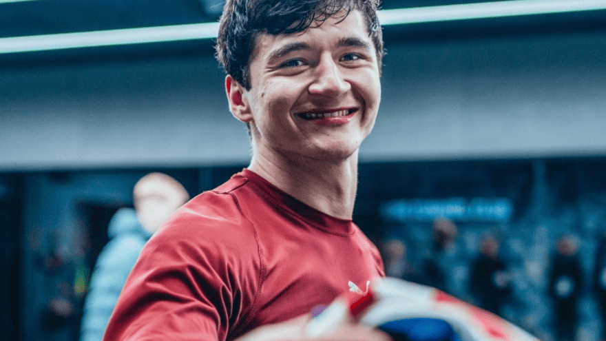"Рождён, чтобы защищать". Манчестер Сити поздравил  Хусанова с 21-летием 