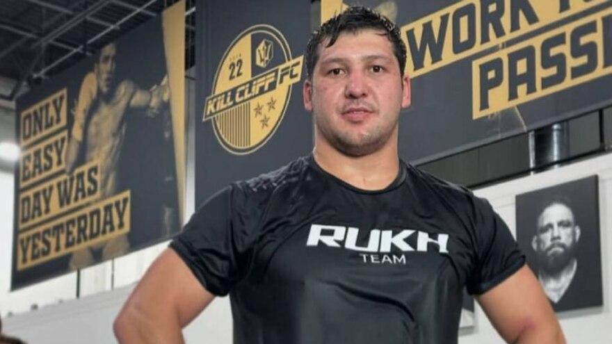 Емізіктерін тістеп, жалайды