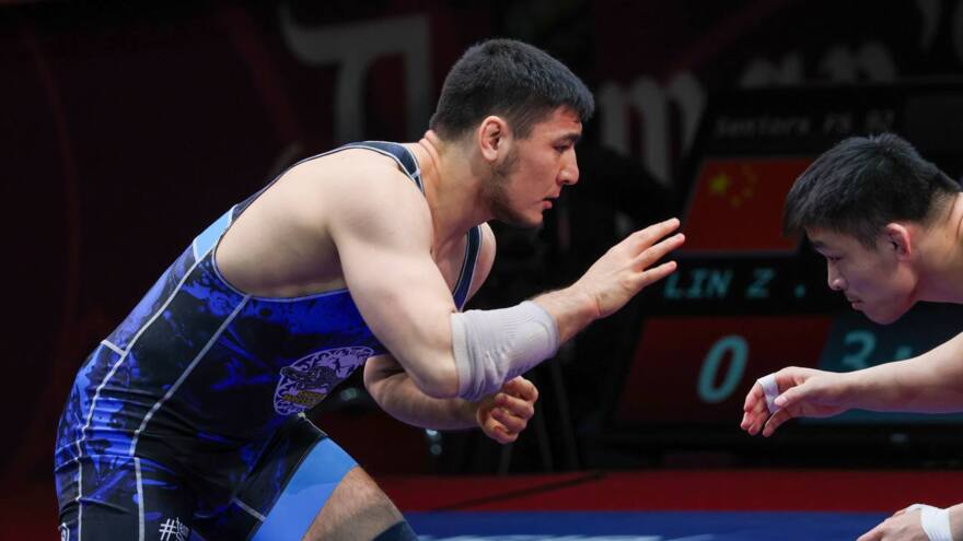 Азамат Даулетбеков борется за бронзу чемпионата Азии