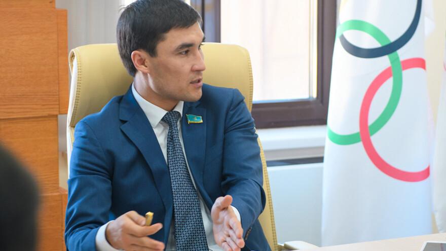 Славный боксер Серик Сапиев принял участие в шахматном турнире