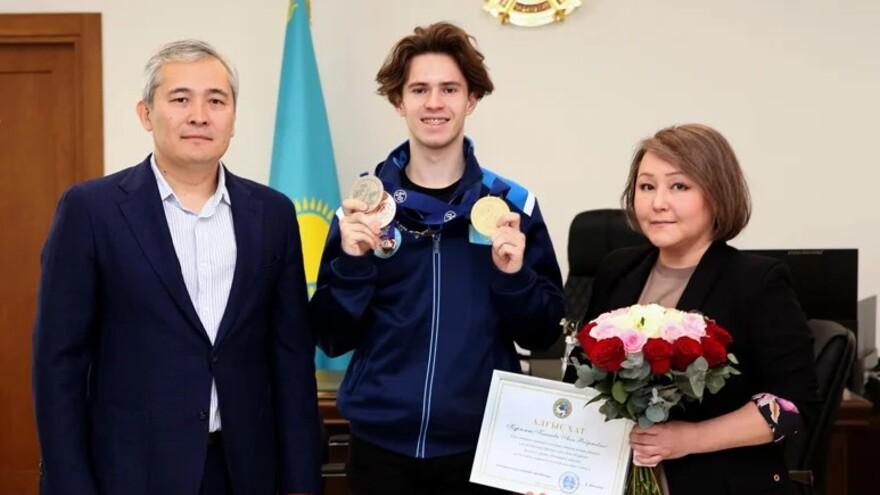 Аким Алматы принял Михаила Шайдорова и вручил денежный сертификат