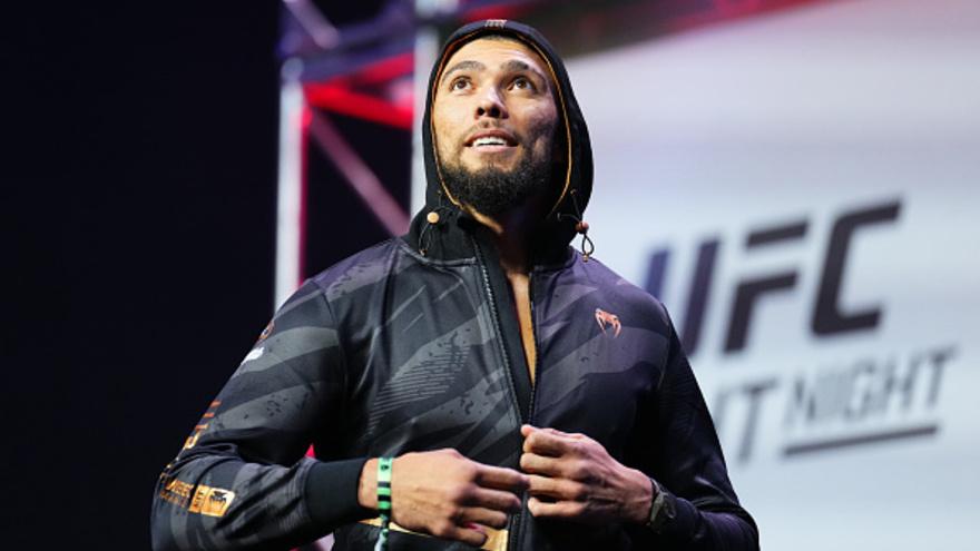Джонни Уокер UFC 316 турнирінде жеңіліс көрмеген Азамат Мурзақановқа қарсы сегізбұрышқа оралады