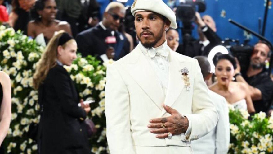 Льюис Хэмилтон блистал на Met Gala 2025 в Нью-Йорке в образе с джазовой эстетикой