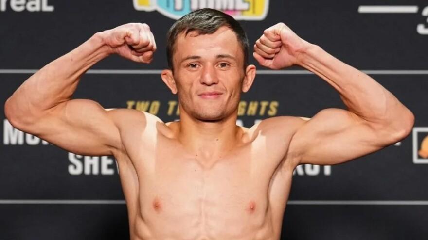 Бекзат Алмахан готов к бою с Брэдом Катоной на UFC 315: казахстанец успешно прошел взвешивание