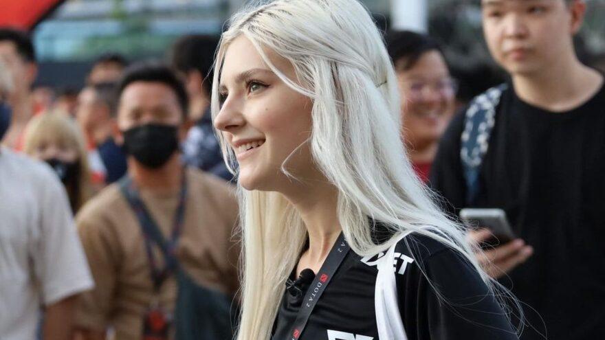 Бастықтың үстелінің астын жалайды Бианка Бивермен порно видео