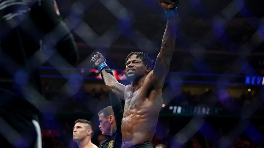 UFC 316: Кевин Холланд задушил Висенте Луке во втором раунде