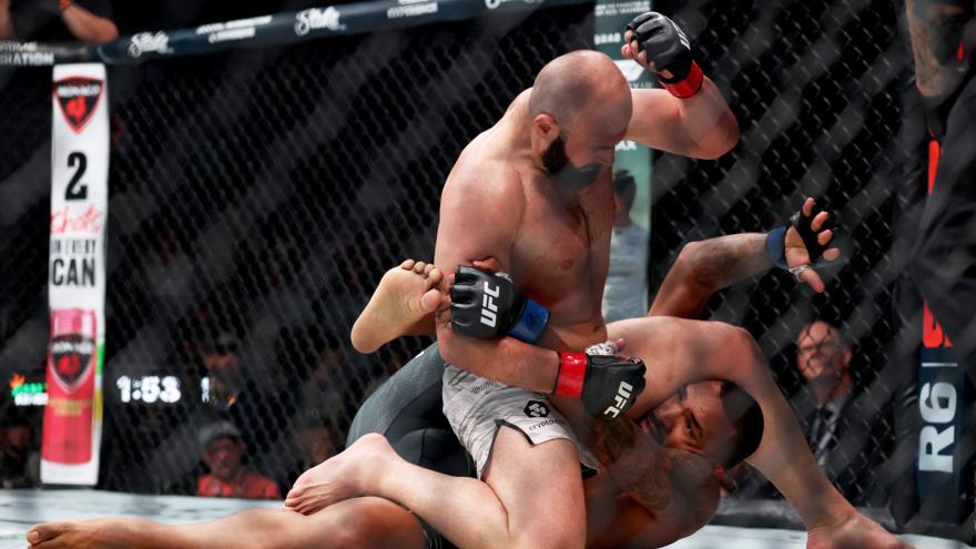 Азамат Мурзаканов UFC 316 турнирінде қарсыласын бірінші раундта нокаутқа түсірді