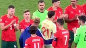 Марапаттау рәсімінде Роналдумен қол алысу кезінде Ямал басқа жаққа қарады