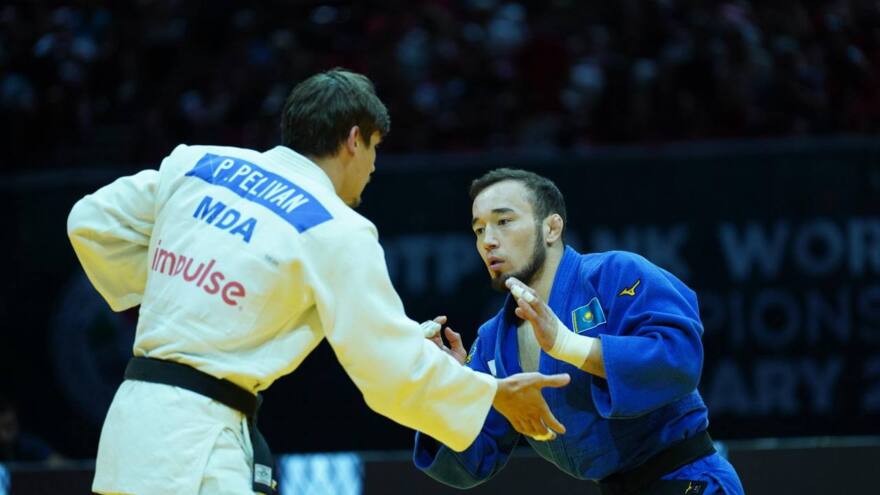 Абылайхан Жубаназар стартовал с победы на чемпионате мира по дзюдо