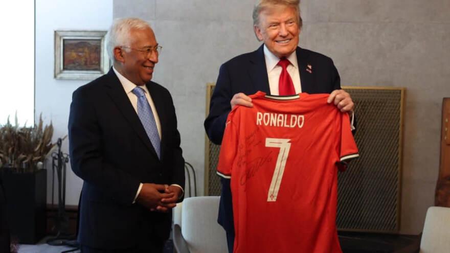 Дональд Трамп с футболкой Криштиану Роналду