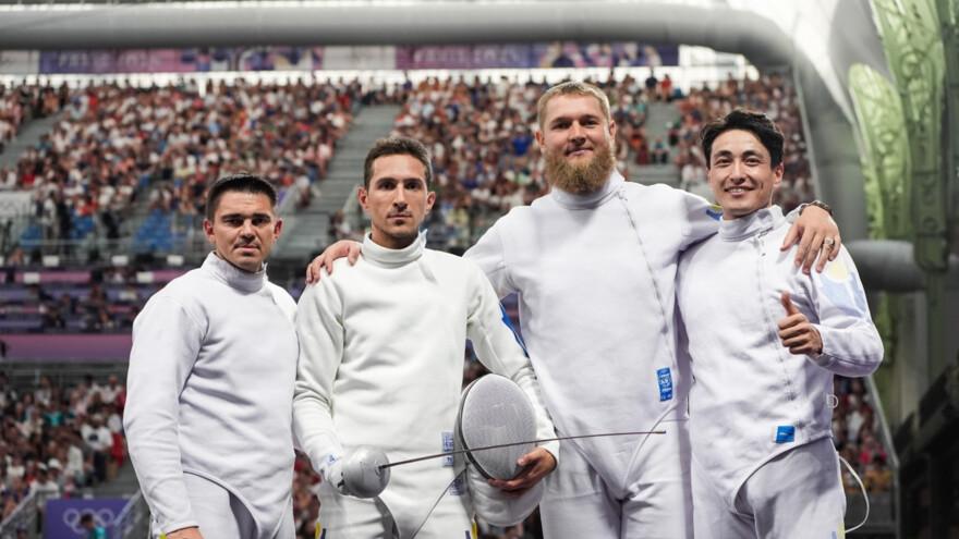 Сборная Казахстана выиграла серебряную медаль на чемпионате Азии по фехтованию