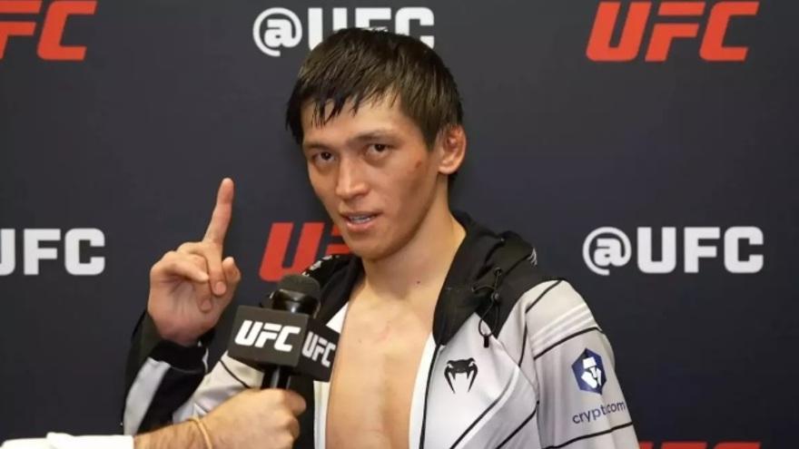 Стало известно, сколько миллионов заработал Азат Максум за бой UFC в Баку