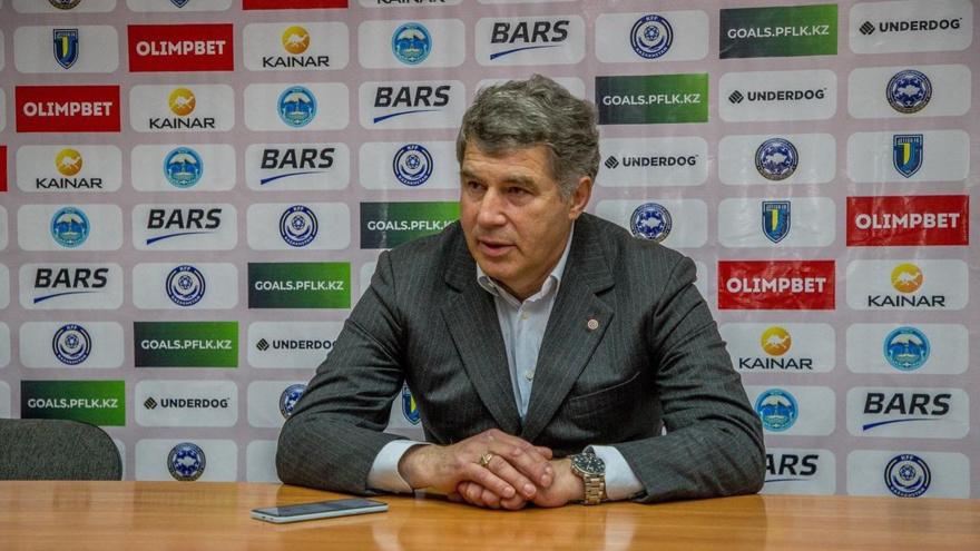 «Мы не в состоянии пригласить других». Кумыков рассказал о проблемах команды