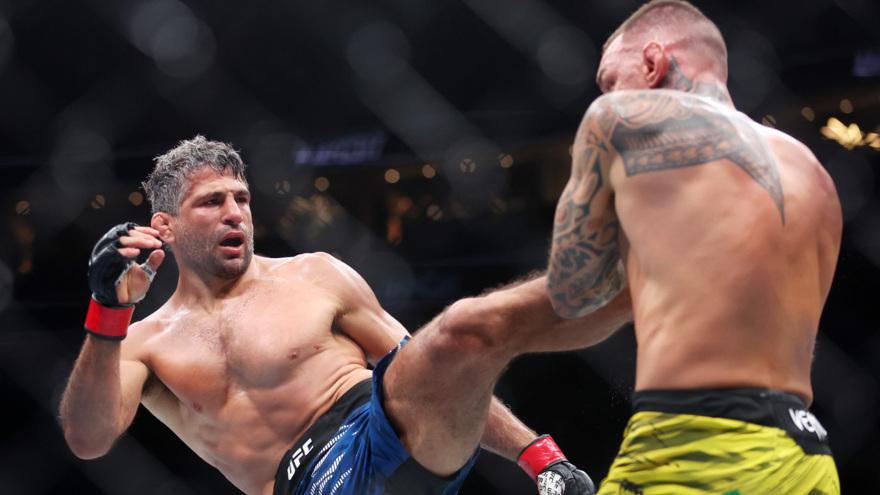 Дариуш вернулся на победный путь, выиграв у Мойкано на UFC 317