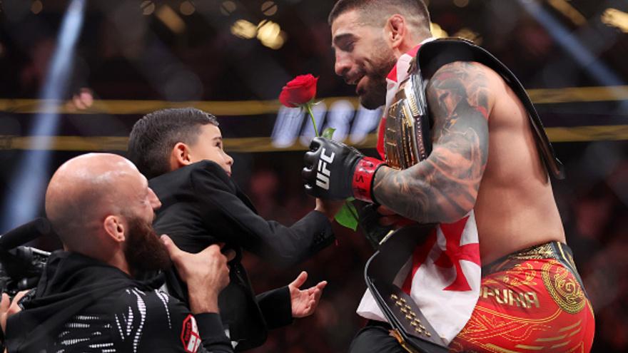 Илия Топурия стал первым в истории UFC двукратным чемпионом без единого поражения