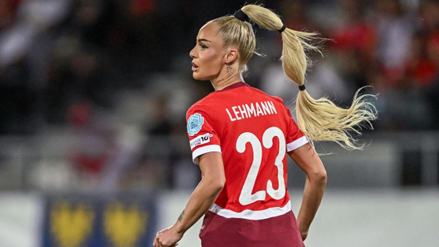 Фантастическая Алиша Леманн показала чудесную форму в купальнике