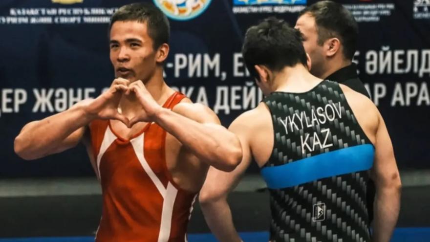 Казахстанский борец эффектно победил хозяина ковра и вышел в финал ЧА-2025