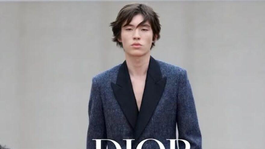 Юный шахматист из Казахстана вышел на подиум Dior в Париже