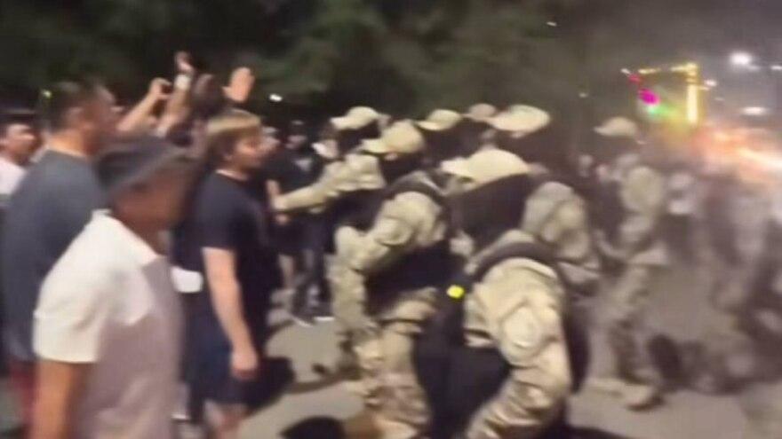 Видео. ОМОН предотвратил столкновение болельщиков «Актобе» и «Легии»