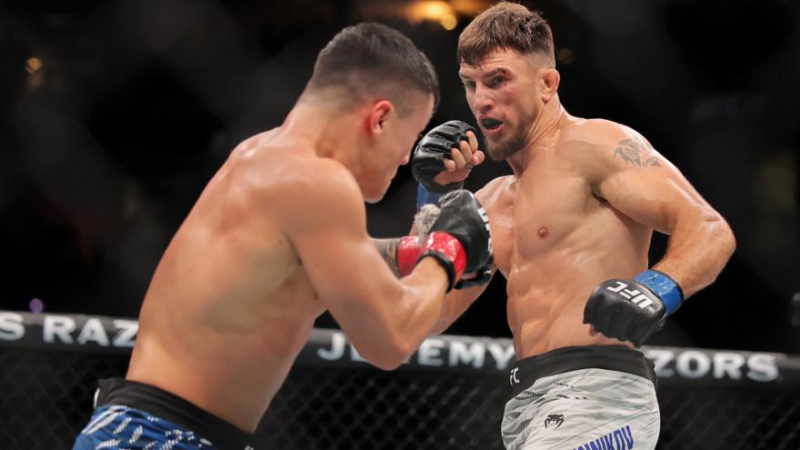 Казахстанский боец одержал первую победу в UFC