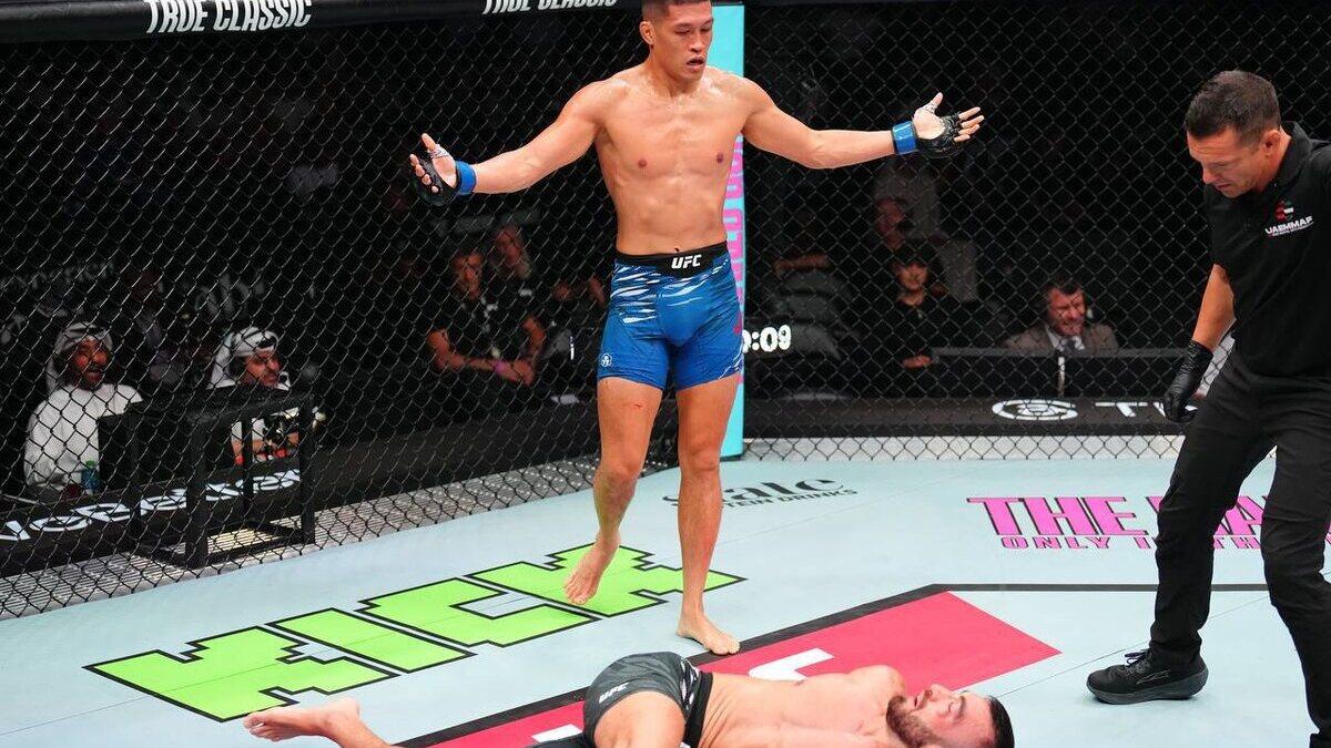 Шесть нокдаунов и лицо как после войны: в UFC побит рекорд в бою с кошмарным финалом