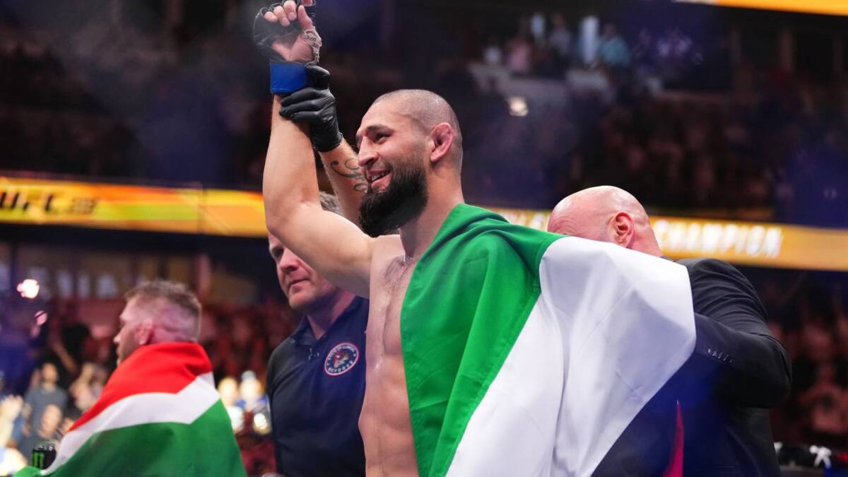 Жаңа дивизион патшасы: Хамзат Чимаев Дю Плессиені жеңіп, UFC чемпионы атанды