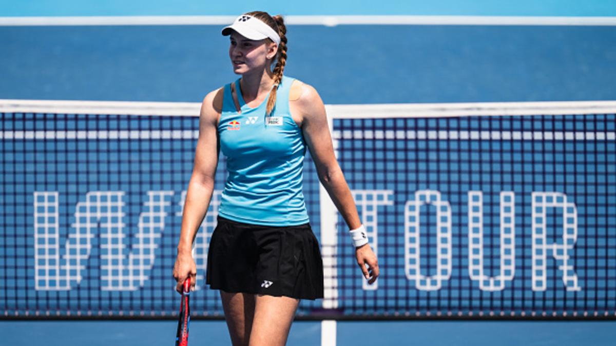 Рыбакина вела 5:3 и 30:15, но проиграла сет и матч Швентек в полуфинал Цинциннати
