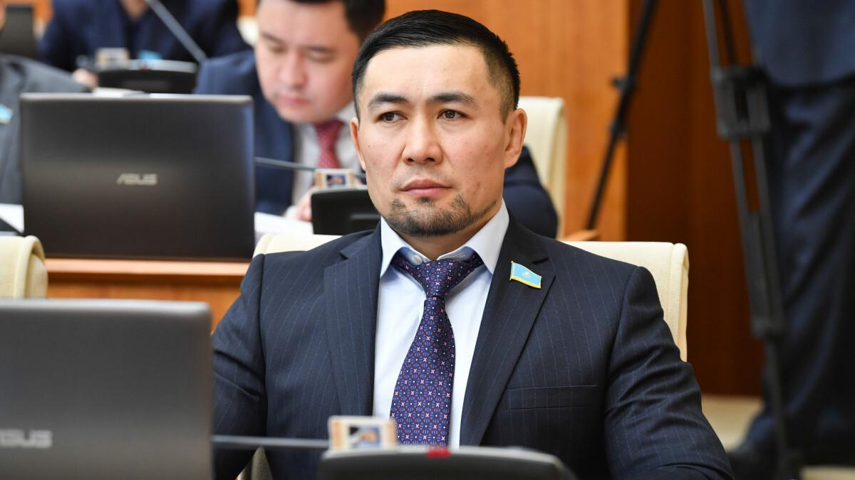 Экс-боец ММА Ардак Назаров удивил коллег необычным поздравлением прямо в Мажилисе