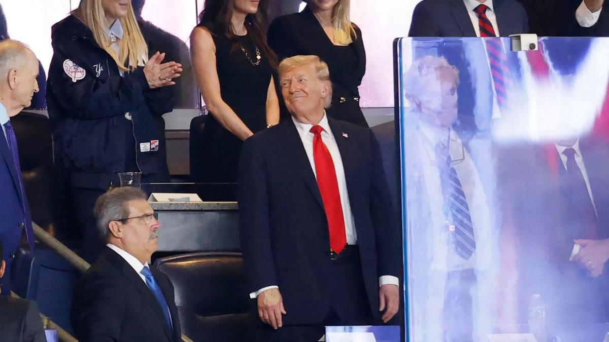 Трамп наблюдал бейсбольный матч за пуленепробиваемым стеклом в Нью-Йорке
