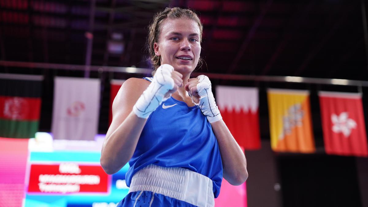 Казахстанка вырвала победу в триллере и вышла в финал чемпионата мира по боксу