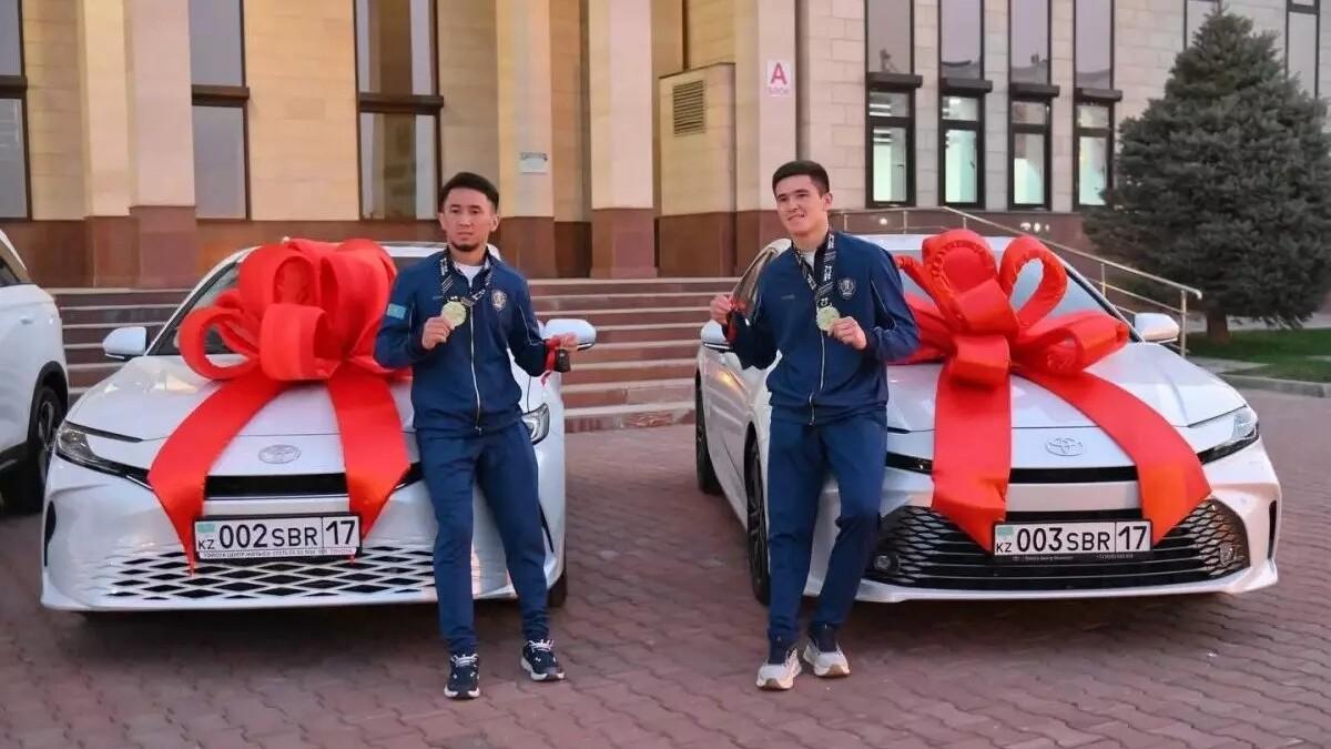 Видео. Золотые перчатки и большие награды: братья Сабырхан получили квартиры и автомобили