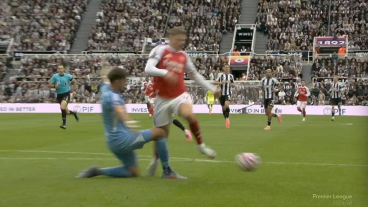 Cпорное решение. Арбитр вначале назначил пенальти в ворота «Ньюкасла», а затем отменил его