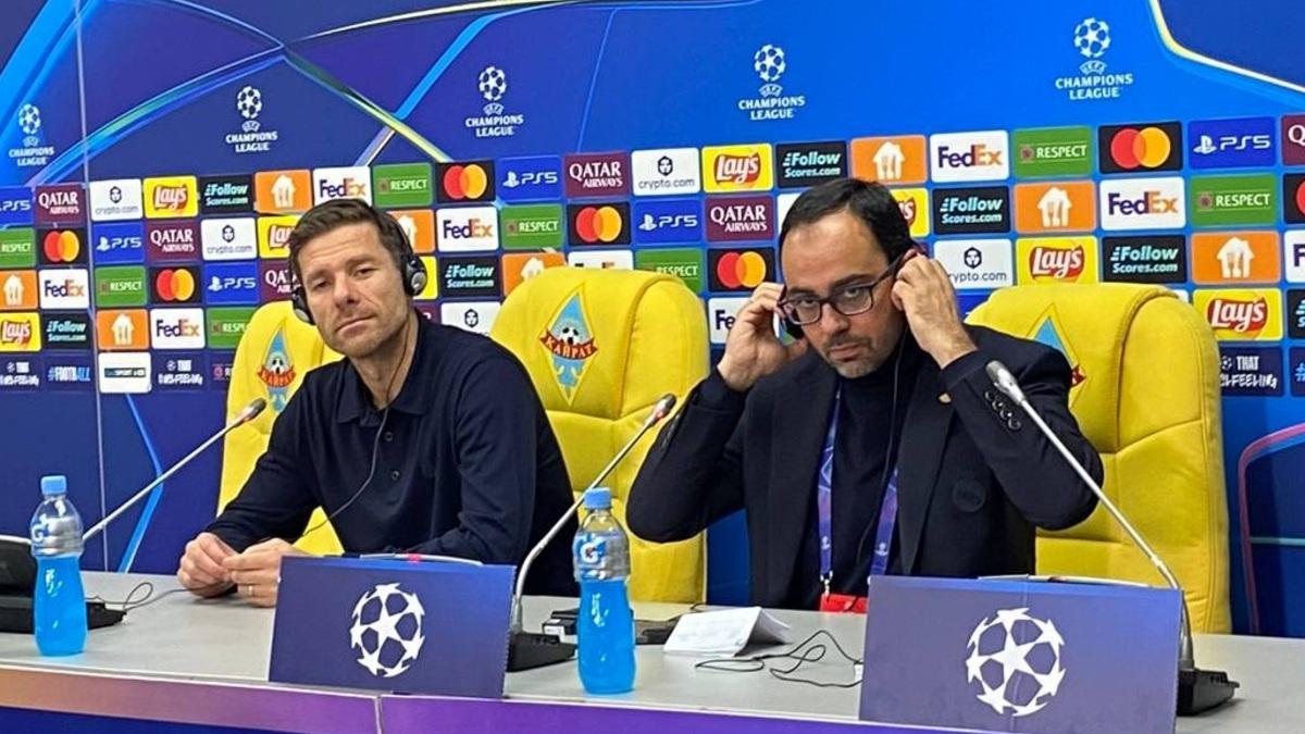 ВИДЕО. Курьезный момент после матча «Кайрат» – «Реал». Журналист пытался подарить рыбу Хаби Алонсо