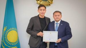 Шерхану Калмурзе вручили ректорский образовательный грант