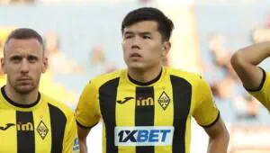 Орыстың әйелі жас қаншық Жасырын камераның порно видеосы саябақта зәр шығару