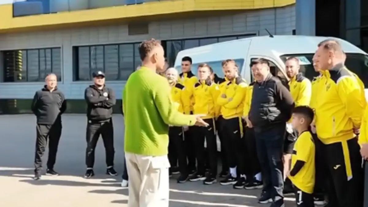 Әр ойыншыға көлік орнына – клубқа екі микроавтобус. Кәсіпкер «Қайратқа» сыйлық жасады