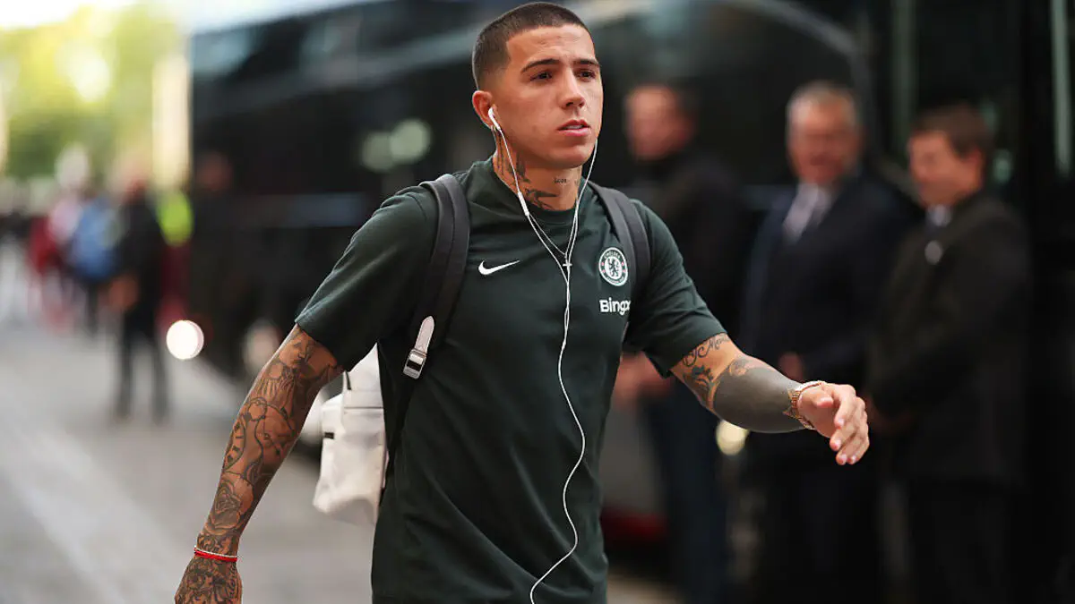 Жапондық әдемі әйел шешініп жатыр