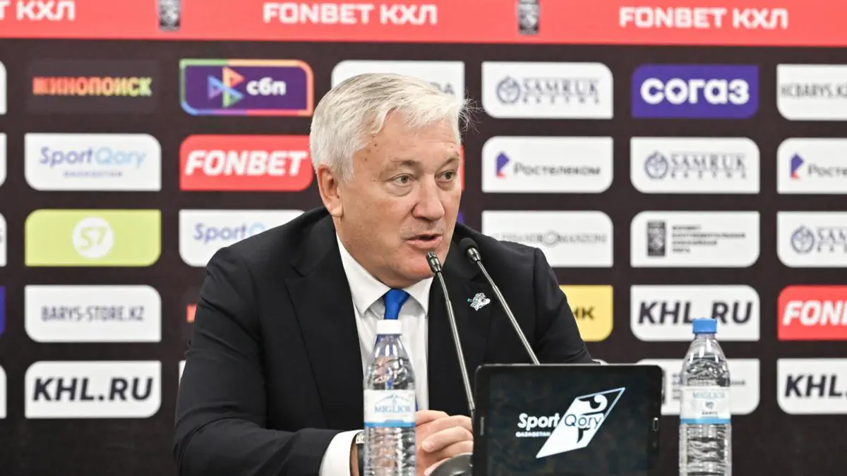 Трусики жоқ қысқа көйлекпен блять