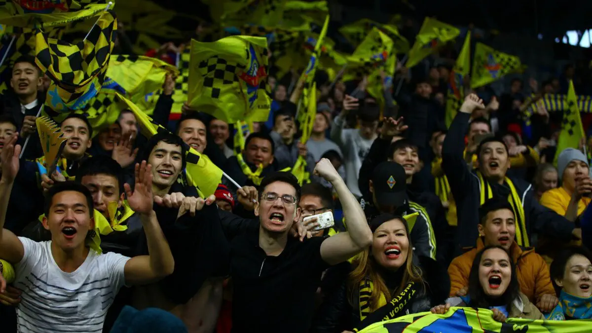 Жас әйелін ит стиліндегі позицияда сиқыту