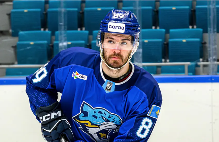 Көңілді жалаңаш әйел